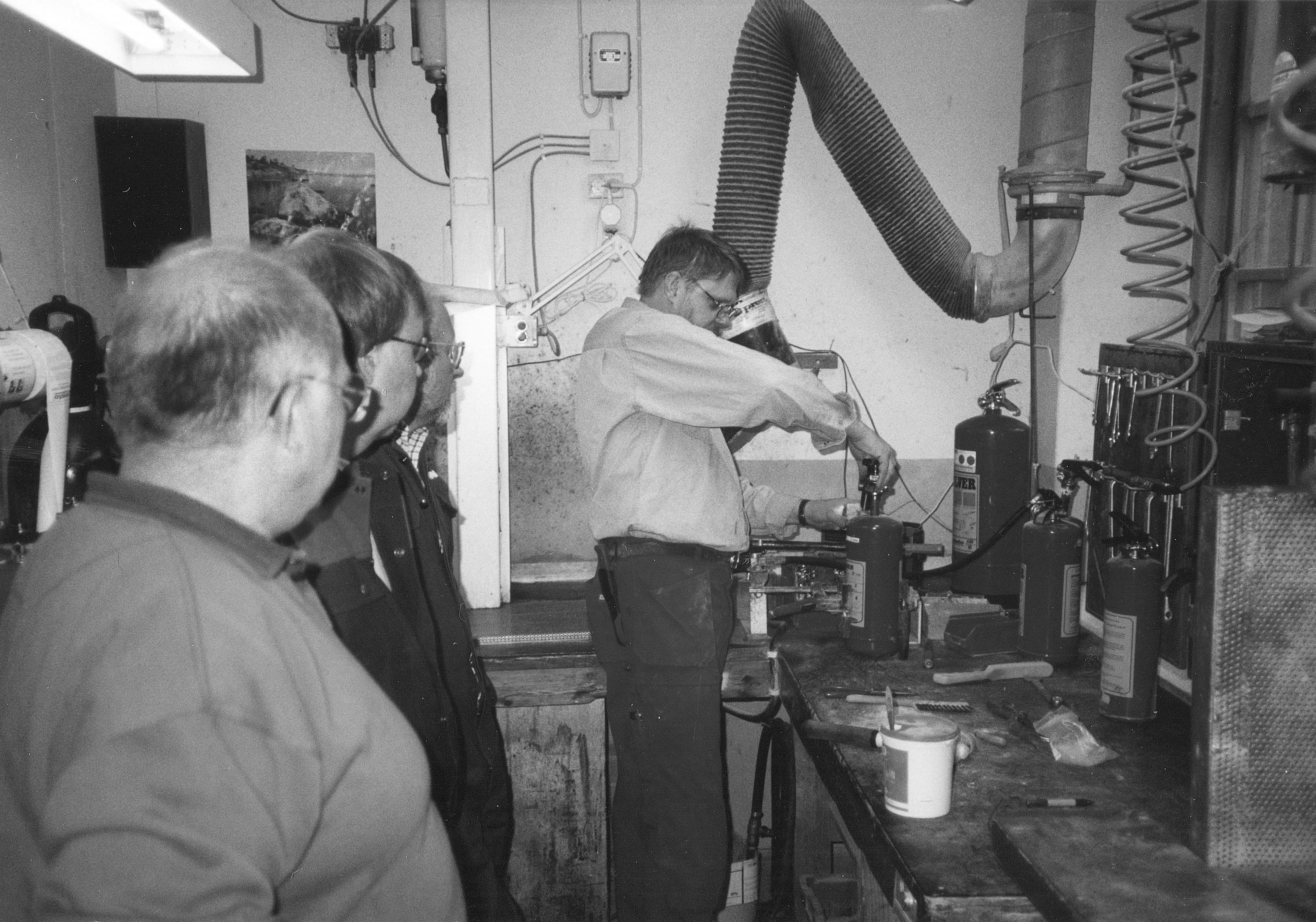 Exteriör av Prestos tidigare huvudkontor vintertid, med byggnaden omgiven av snö och företagets skylt ’Presto Brandsäkerhet AB’ ovanför entrén