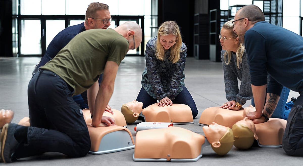 Instruktören berättar: Så gör du HLR steg för steg