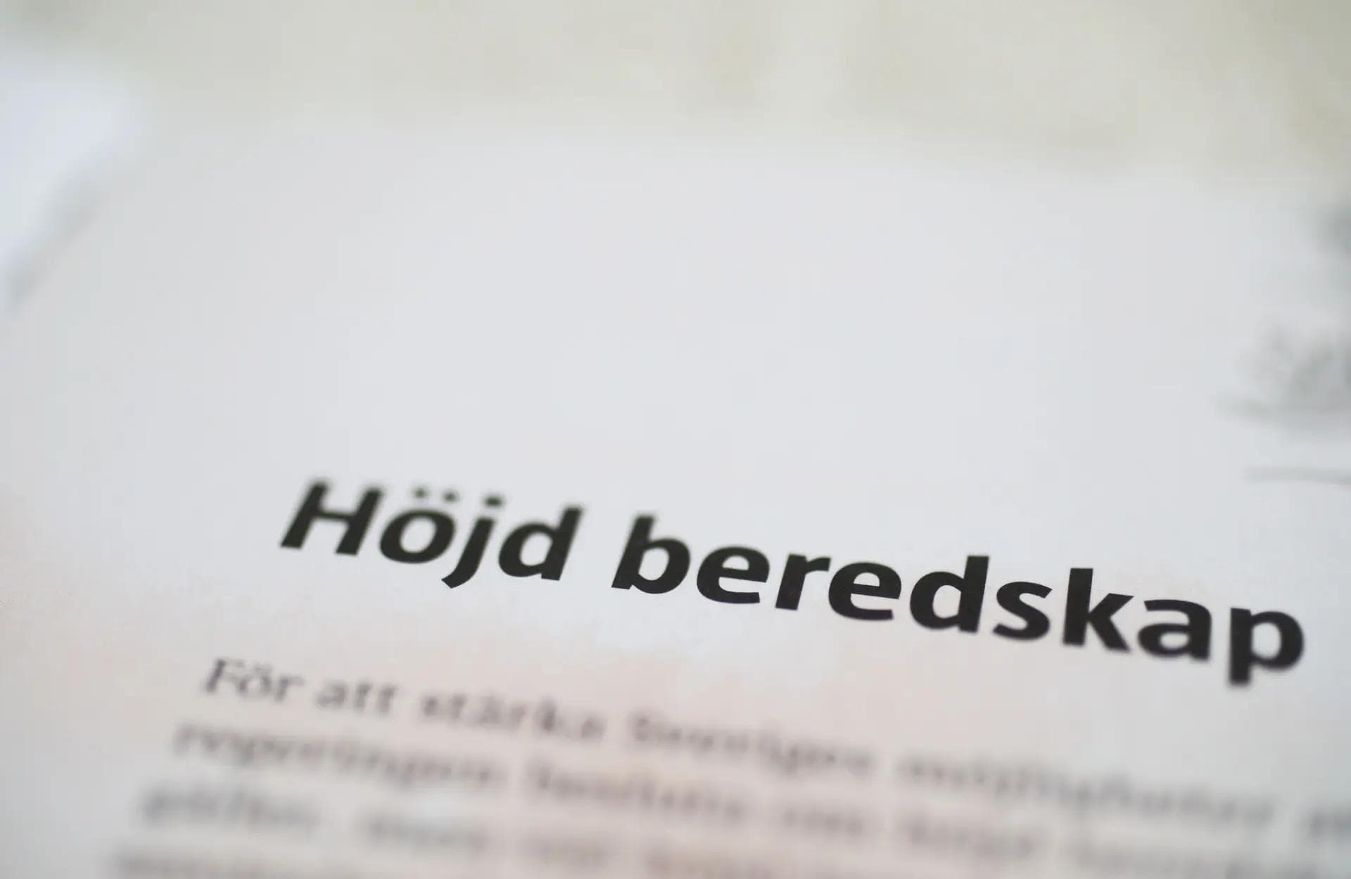 Text på ett papper med titeln Höjd beredskap och suddig brödtext under rubriken