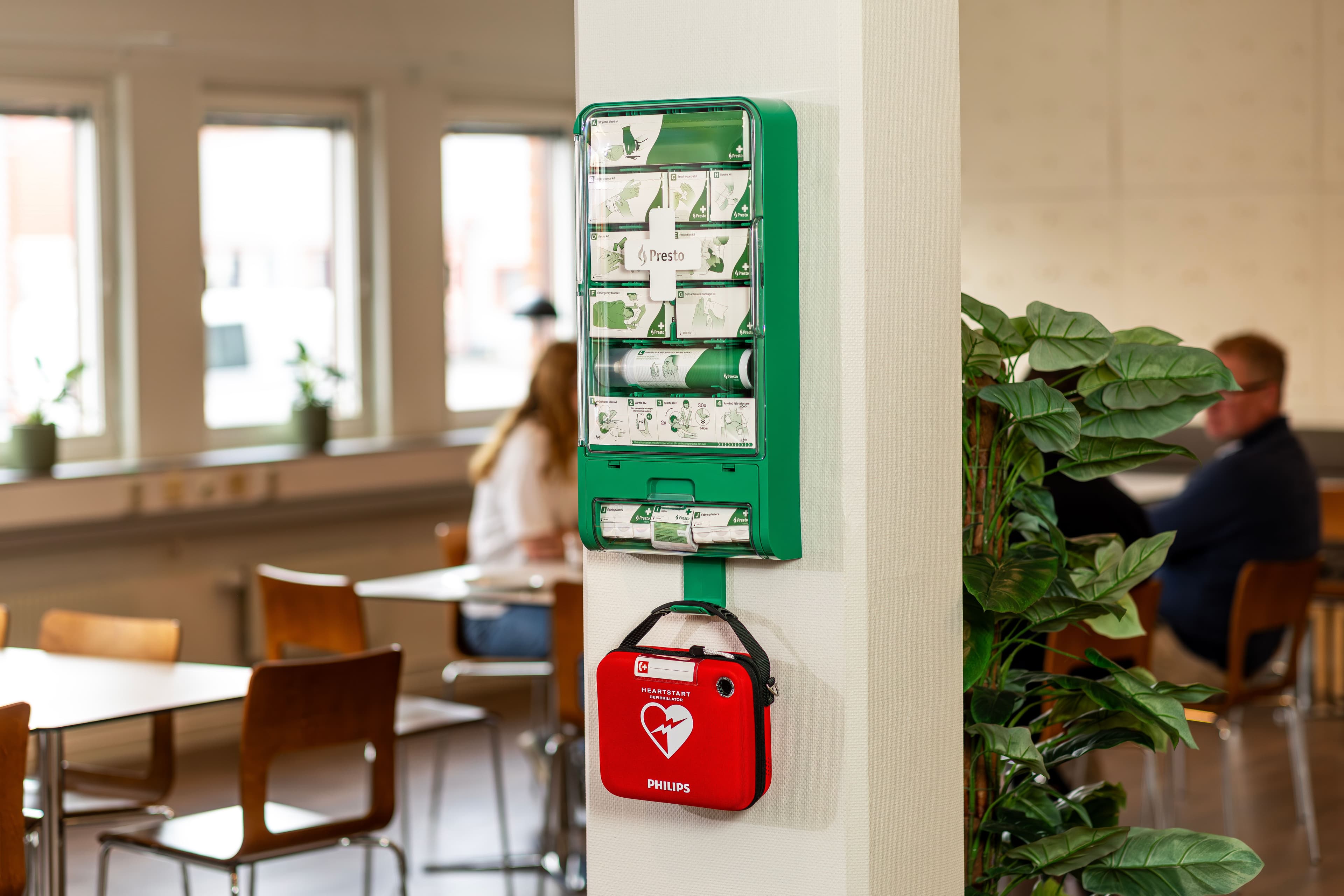 Första Hjälpen station med hjärtstartare