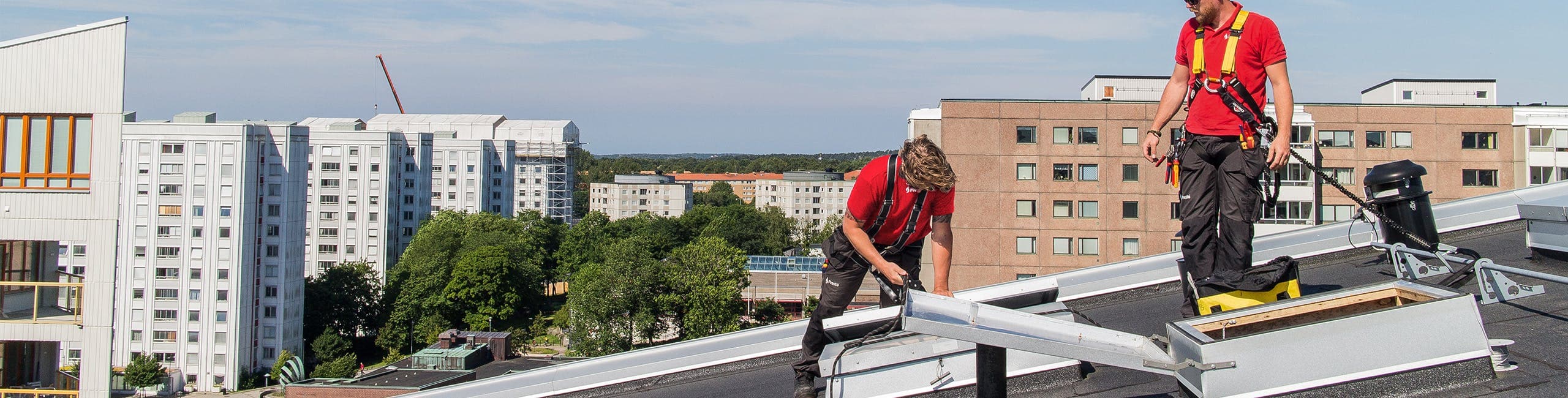 Lifestyle bild på två personer som servar rökluckor