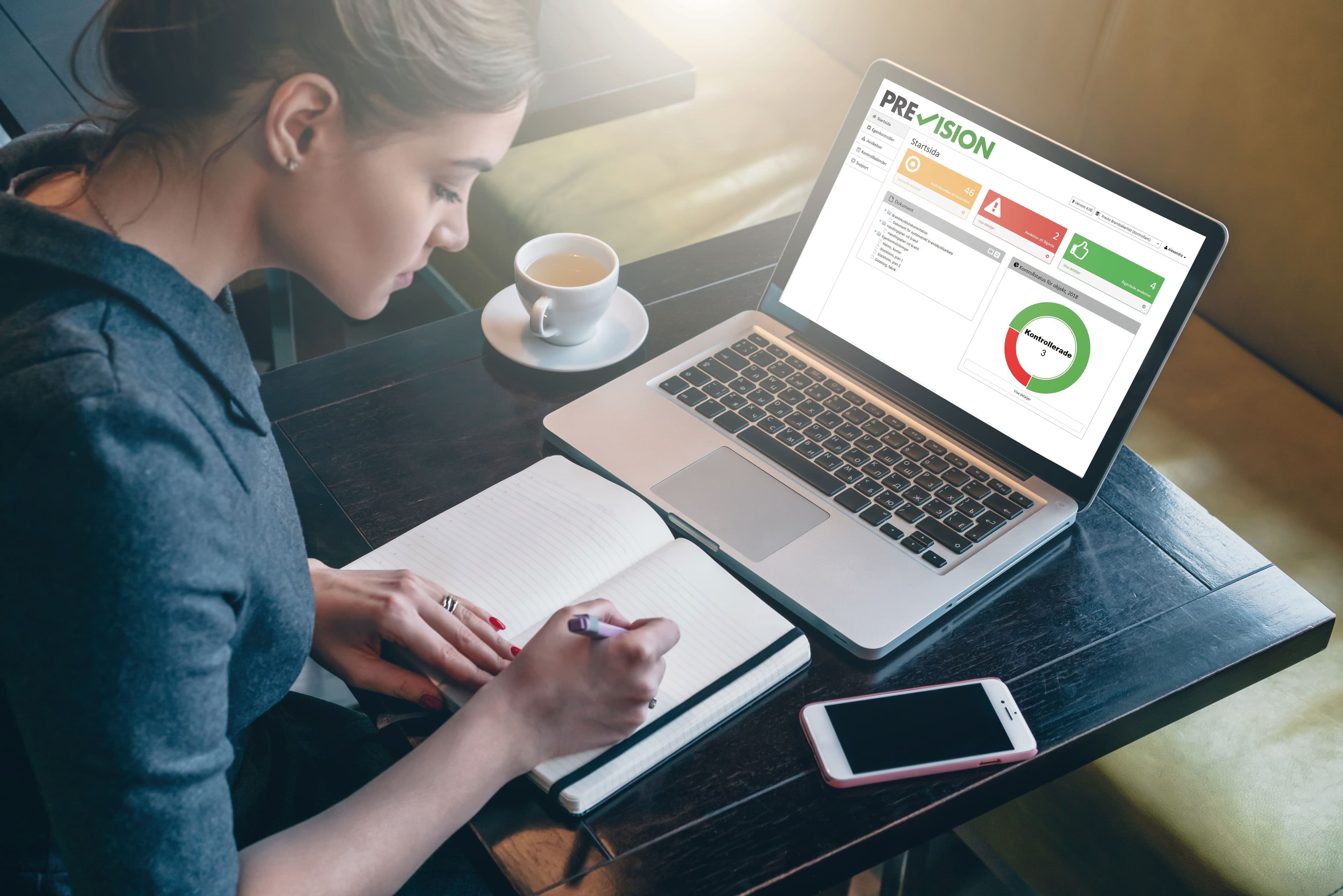 Person vid laptop med PreVision öppet på skärmen och röd banner med pil som uppmanar till att läsa mer om PreVision